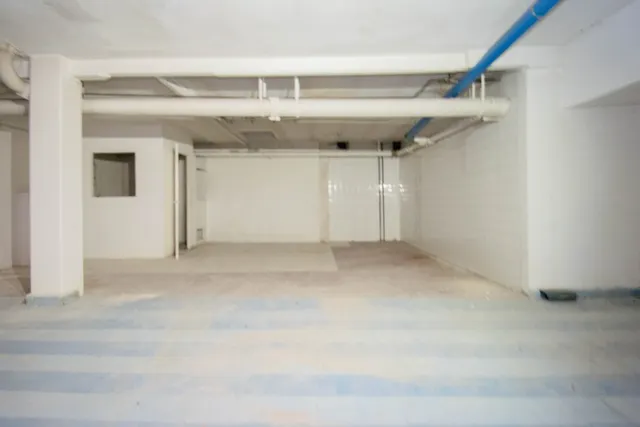 Local comercial junto a Mercado de San Agustín y a espaldas de Gran Vía. — 14