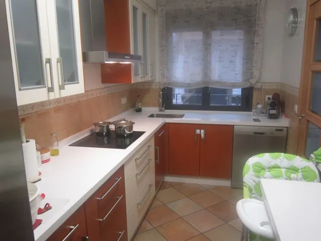 SE VENDE CHALET ADOSADO SEMINUEVO, 4 HAB., GARAJE DOBLE ,PAT - foto 2
