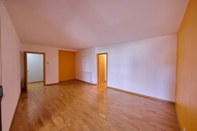 PISO DE 3 HAB CON BALCÓN, PK, Trastero y Piscina Comunitaria — 17