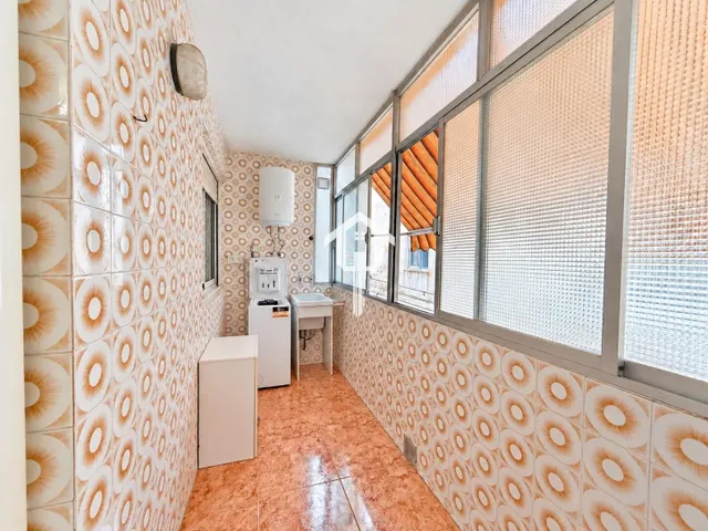 PISO EN VENTA EN ALICANTE. ZONA DE LA FLORIDA. 134m2 CON 4 habitaciones DOBLES, 2 BAÑOS COMPLETOS, TERCERA PLANTA CON ASCNESOR, TERRAZA Y DESPENSA. — 19