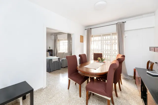 Venta de piso de 4 dormitorios y 2 baños en Granada (Zona Centro) — 6