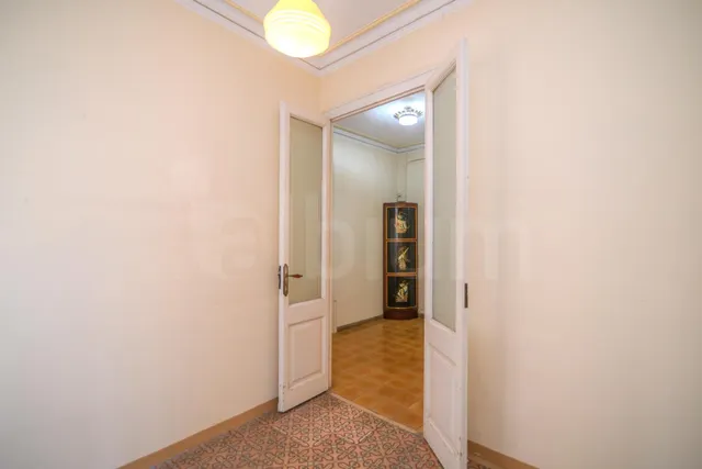 Espectacular vivienda esquinera con siete balcones frente al Mercat del Born — 9