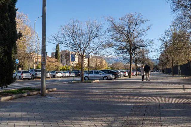 Local comercial de 200 m2 cerca del estadio Los Carmenes, magnifica oportunidad de inversion — 28