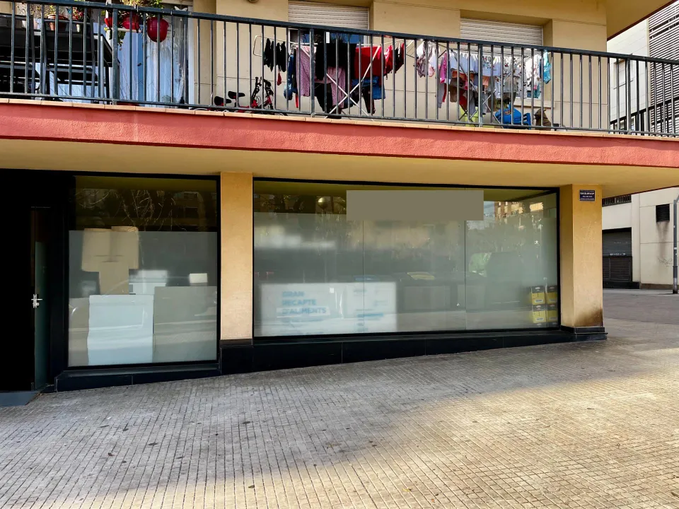 Local totalmente exterior de 100m2 con 28m de fachada acristalada