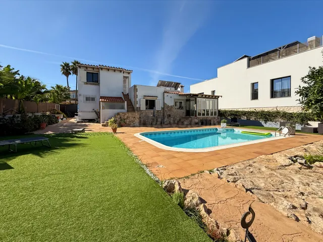 Chalet independiente con piscina, apartamento anexo y placas