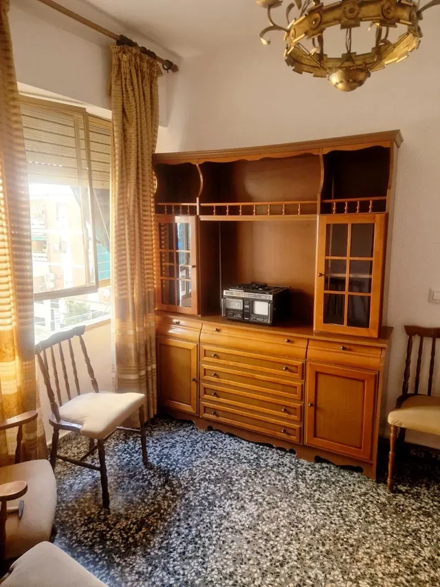 Piso exterior en esquina con ascensor, 3 dormitorios y terraza – Av. Barcelona — 2