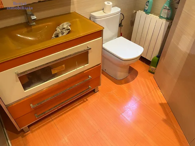 Piso planta baja, de tres hb y baño. Cocina y salón. Todo exterior — 16