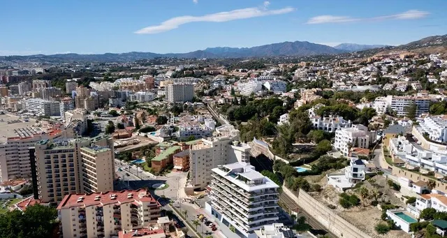 LA EXCLUSIVIDAD EN SU MÁXIMA EXPRESIÓN, A ESCASOS METROS DE LA PLAYA DE CARVAJAL, CON VISTAS AL MAR. — 38