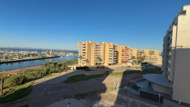 Apartamento situado en el kilómetro 14 de La Manga del Mar Menor, en el residencial Puerto Mar I y II. — 26