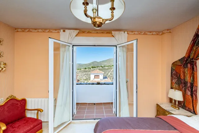 CHALET INDEPENDIENTE CON PISCINA PRIVADA, JARDÍN Y GARAJE EN MONACHIL — 49