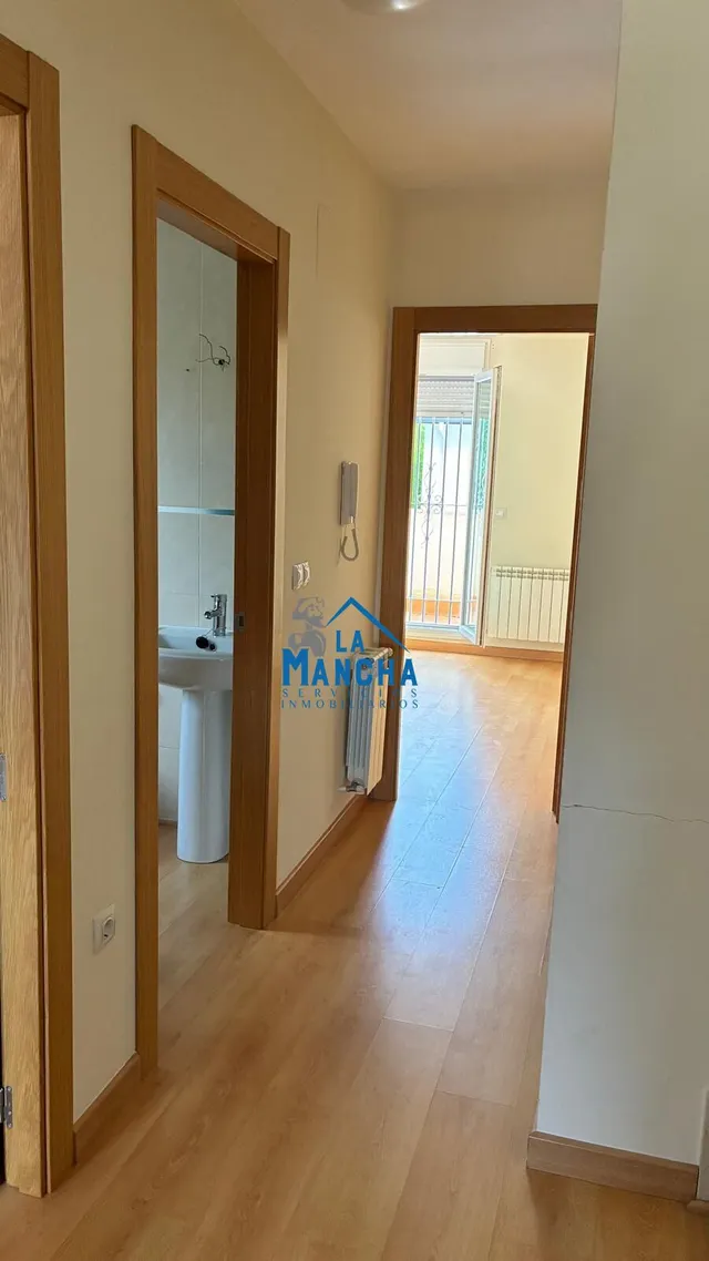 INMOBILIARIA LA MANCHA VENDE ADOSADO EN BARRIO MEDICINA. — 25