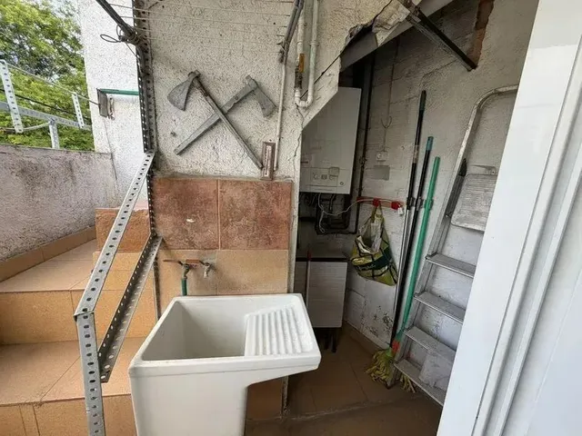 CHALET ADOSADO A REFORMAR, ESQUINERO CON SALIDA A DOS CALLES — 25