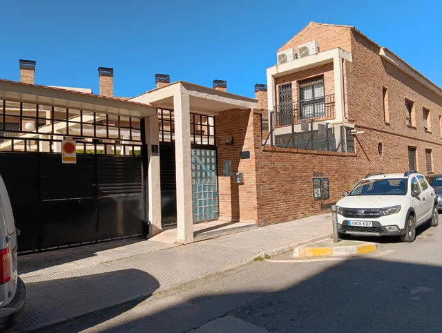 Espectacular adosado con buhardilla , apartamento independiente con baño y sin cocina, garaje doble y piscina en zona residencial premium — 50