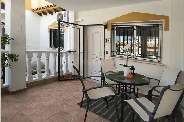 Casa adosada mediterránea con interiores de diseño y vistas  - foto 4