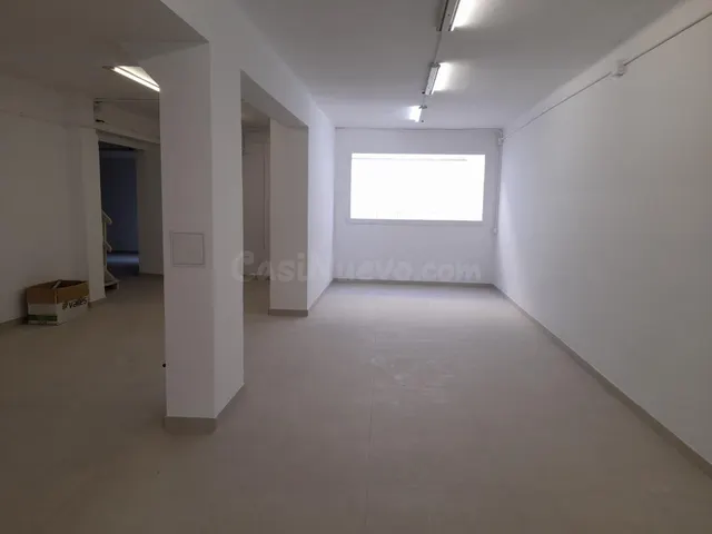 Gran local comercial de 275m2 con patio en la Eixample — 4