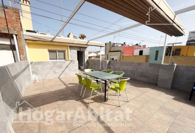 AMPLIA CASA CON TERRAZA CERCA DEL AYUNTAMIENTO