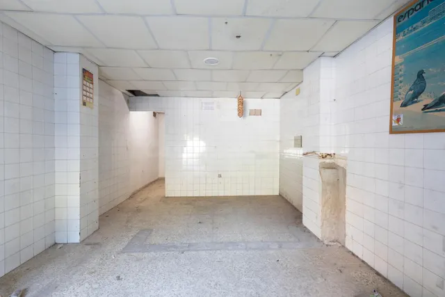 ⭐ LOCAL EN ESQUINA EN GRANADA CAPITAL – CREA TU PROPIO PROYECTO DESDE CERO — 2