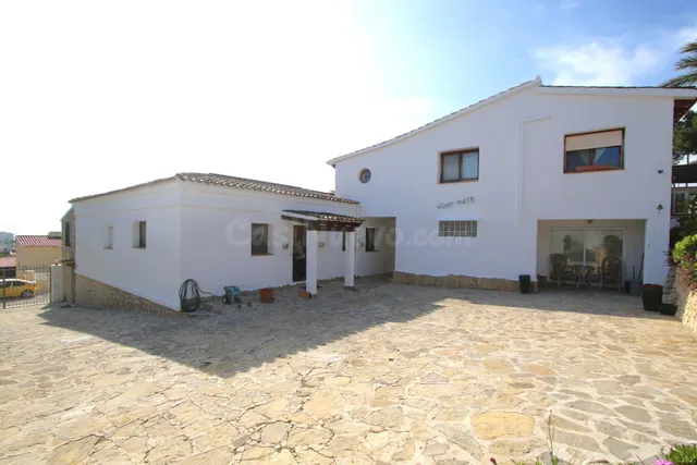 Villa en una amplia parcela con 3 casas de invitados separad - foto 3