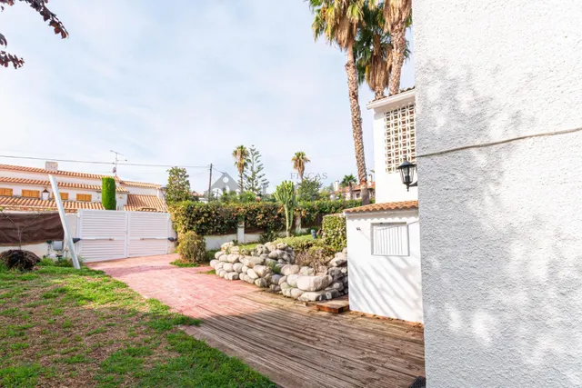 Casa familiar con apartamento independiente, jardín y parkin - foto 5