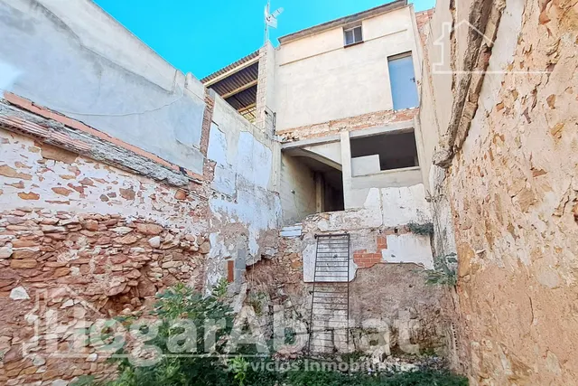 ¡OPORTUNIDAD INCREÍBLE! TERRENO URBANO AMPLIO Y CON COCHERA — 38