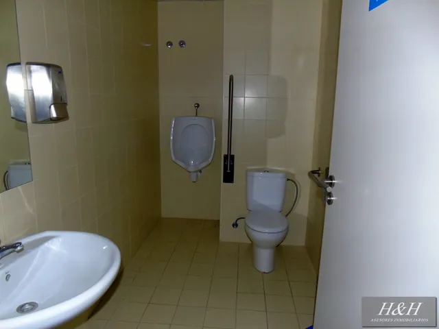 Se alquila oficina/local en Zona Ayuntamiento. / HH Asesores, Inmobiliaria en Burjassot/. — 12