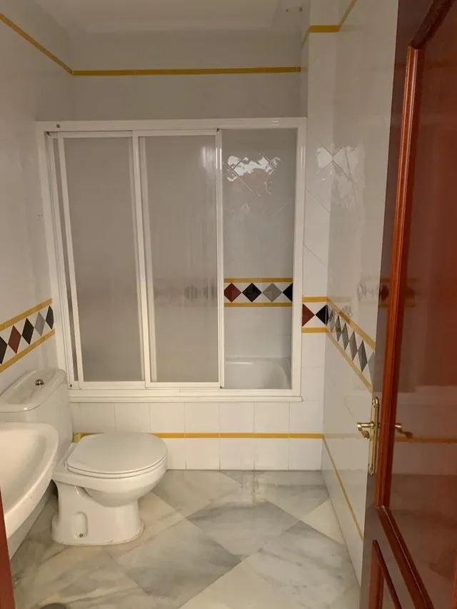 Gran casa con garajes y local comercial — 12
