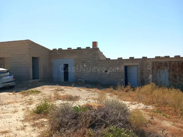 Cortijo a reformar con gran parcela junto a zona urbana