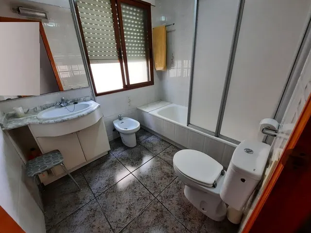 Casa esquinera, de 3 dormitorios, terraza, azotea. Dispone de 2 locales comenrciales. MUY CÉNTRICA — 23