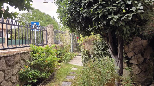 EN VENTA CHALET PAREADO DE CUATRO PLANTAS EN EL CENTRO URBAN - foto 3