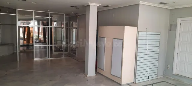 Local de 200 m2 en el centro, con aseos. - foto 4