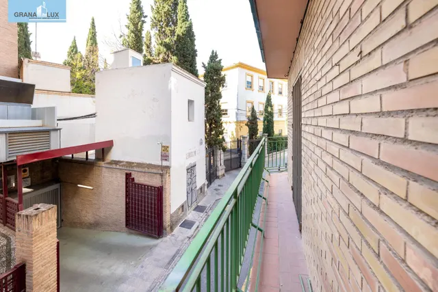 Venta de piso de 4 dormitorios y 2 baños en Granada (Zona Centro) — 5