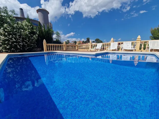 Chalet independiente en La Nucía, con piscina y vistas - foto 5