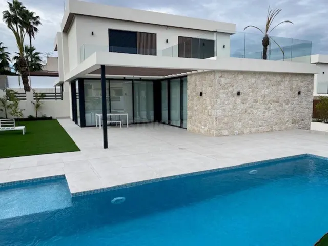 VILLA DE NUEVA PROMOCIÓN EN LOMAS DE CABOROIG