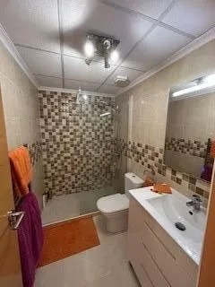 Amplia Propiedad de 3 habitaciones con Vistas a la Montaña — 16