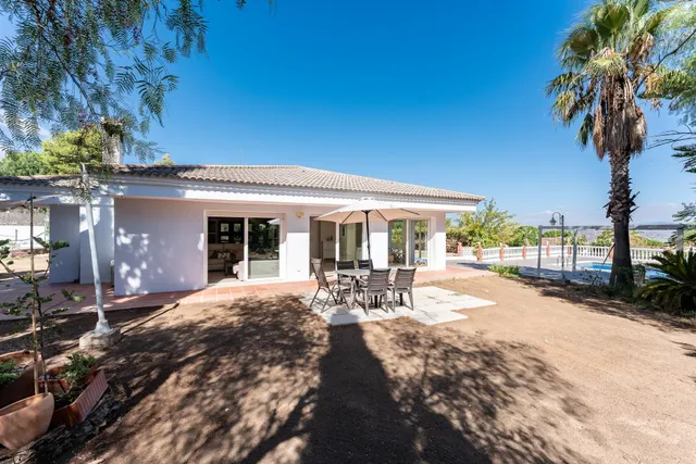CHALET INDEPENDIENTE DE UNA SOLA PLANTA CON PISCINA — 11