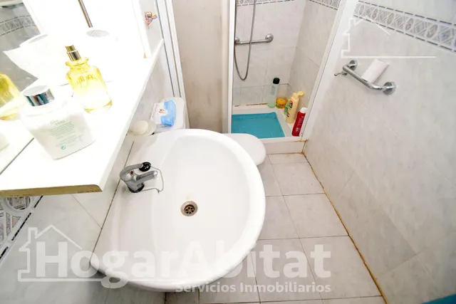 ¡OPORTUNIDAD ÚNICA! AMPLIA CASA PARA REFORMAR CON PATIO Y TRASTERO — 25
