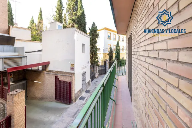 Venta de piso de 4 dormitorios y 2 baños en Granada (Zona Centro) — 5