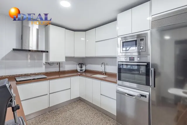 Amplia casa de 182 m2 con patio, gran sótano y a menos de 5 minutos del metro — 9