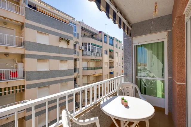 Apartamento de 1 dormitorio con orientación este en el centro de Torrevieja!!! — 2