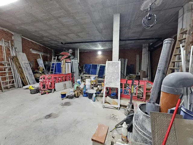 ¡Tu negocio en Nou Nazaret! Dos locales con salida de humos, amplio escaparate y espectacular fachada de 48 m — 4
