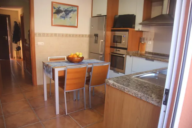se vende casa adosada en el centro a tan solo 150 metros de la playa — 11