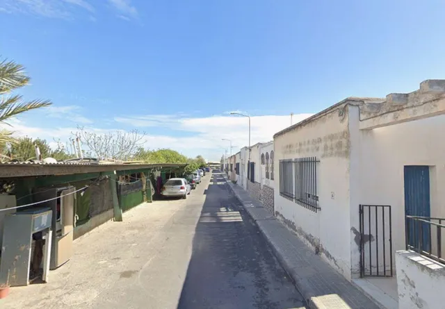 VIVIVENDA UNIFAMILIAR ADOSADA OCUPADA POR PERSONA SIN JUSTO  - foto 2
