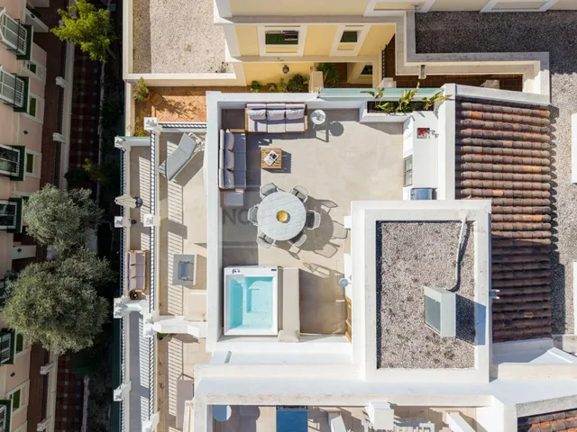 Casa adosada recién reformada en Aloha Gardens con vistas panorámicas — 18