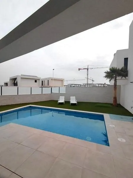 ALTO STANDING - Se vende bonita y amplia VILLA CON SOTANO Y PISCINA PRIVADA, 300 metros de parcela.- — 31