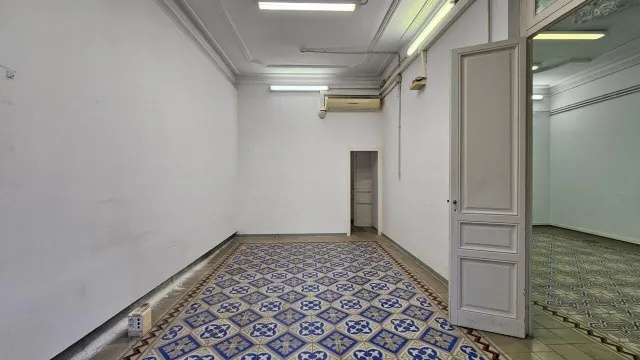 Edifificio neoclasico en el centro de Figueres. — 11