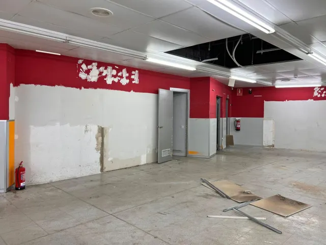Gran local comercial en Av. Estanislao Figueres a 50 metros de Rambla Nova. — 4