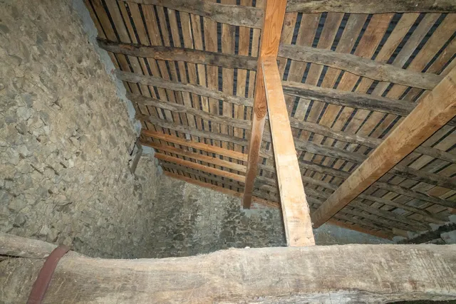 Casona montañesa y cuadra de piedra — 32