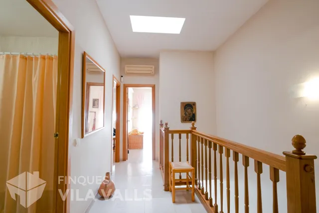 Casa adosada de tres plantas con jardín, terrazas y espacio tipo loft en garaje — 21