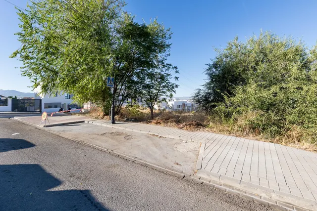 PARCELA EN ESQUINA JUNTO GRANADA — 12