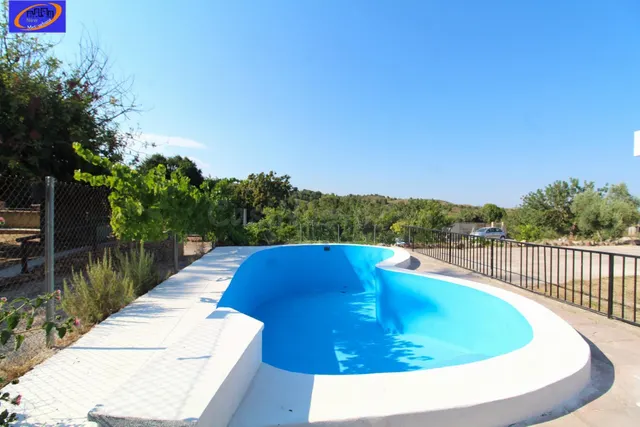 Chalet con reforma a estrenar y con balsa en Riba Roja del T - foto 2